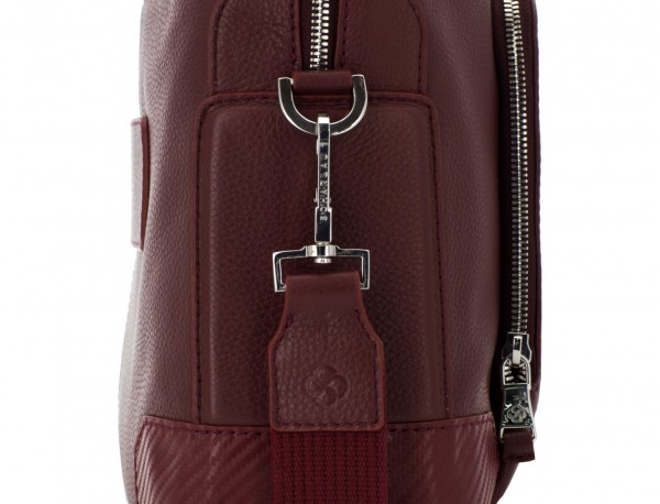 Leather briefbag in burgundy detail
