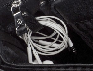 maletín de cuero con solapa color negro cables