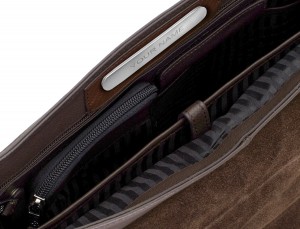 maletín de cuero con solapa color marrón placa personalizada