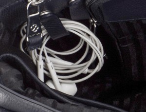 maletín de cuero con solapa color azul cables