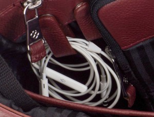 maletín de cuero con solapa color burdeos cables