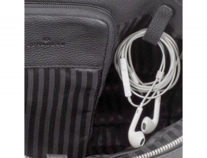 maletín de viaje de piel en color negro cables