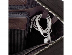 maletín de viaje de piel en color marrón cables