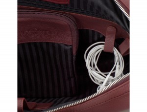 maletín de viaje de piel en color burdeos cables