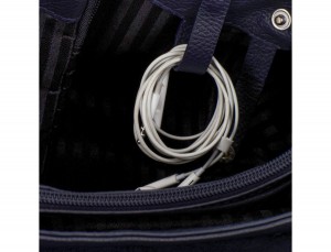 maletín de cuero con solapa azul cables