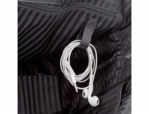 maletín grande de piel negro cables