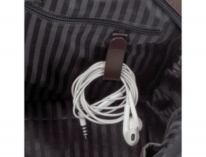 maletín grande de piel marrón cables