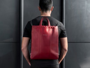 leather flat backpack in black model