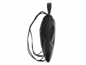 mochila plana de piel negra asas espalda