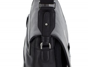 maletín con solapa de cuero negro bandolera