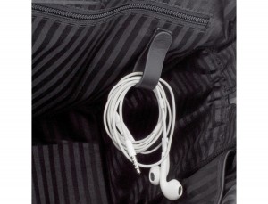 maletín de piel negro cables