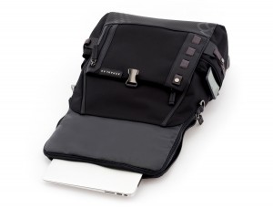 mochila con solapa negra laptop