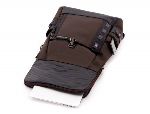 mochila con solapa marrón  abierta