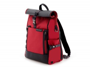 mochila con solapa roja lado