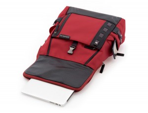 mochila con solapa roja ordenador