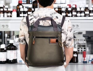 Bag convertible into backpack in green lifestyle