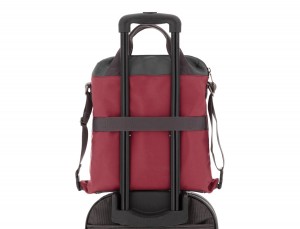 Bolso tote versátil convertible en mochila en rojo trolley