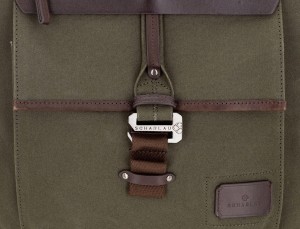 mochila de lona verde detalle cierre