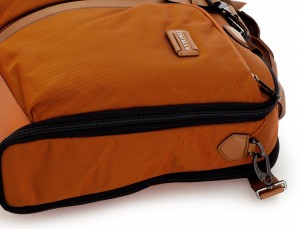 Porta abiti da viaggio in arancione detail