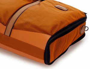 Porta abiti da viaggio in arancione detail material