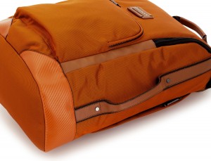 mochila de viaje color naranja detalle