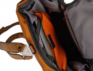 mochila de viaje color naranja detalle ordenador portátil