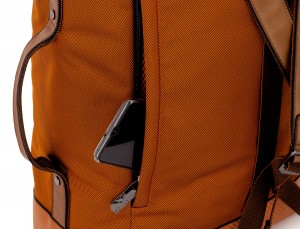 mochila de viaje color naranja detalle móvil