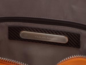 mochila de viaje color antracita negro placa personalizada