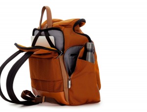 Travel backpack with flap in orange detrás