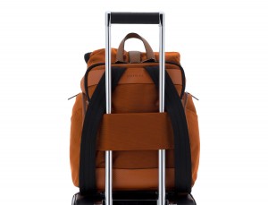 mochila de nylon y cuero en color naranja trolley