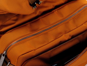 Bolso mensajero en color naranja detalle