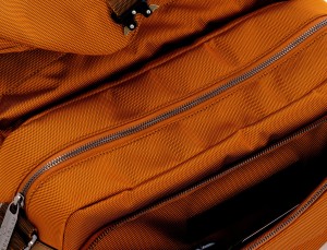 Messenger bag in arancia detail