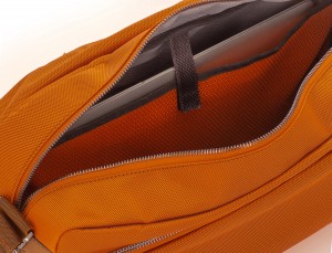 Messenger bag in blu laptop compartment