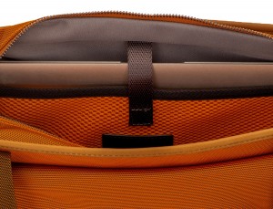 Bolso tote de mujer para ordenador portátil en color naranja detalle portátil