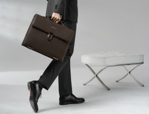 leather briefbag brown lifestyle