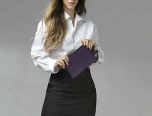 pochette in pelle viola lifestyle