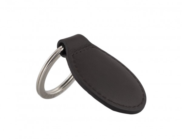 leather oval key ring in brown detail